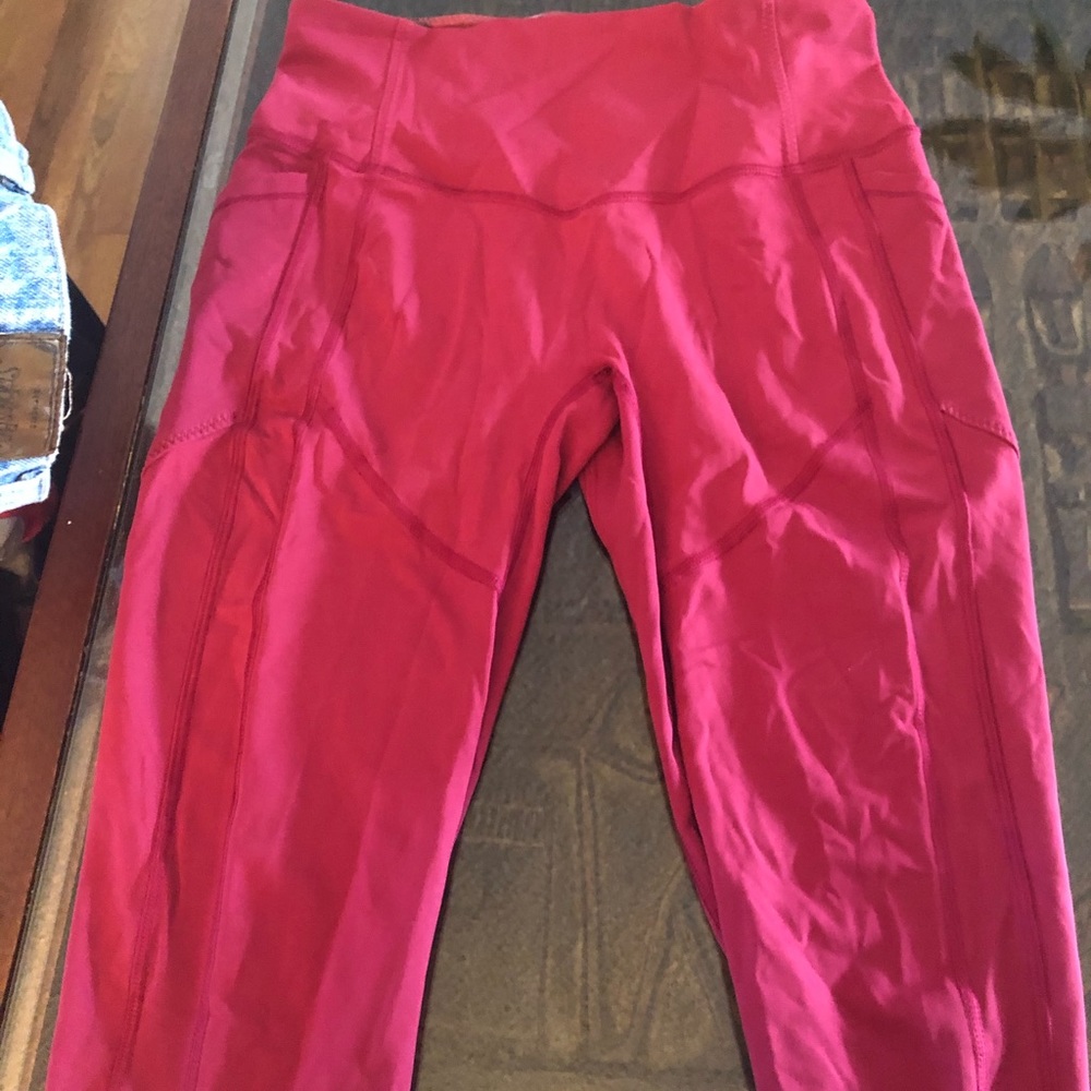 PINK LULULEMON CAPRI LEGGINGS